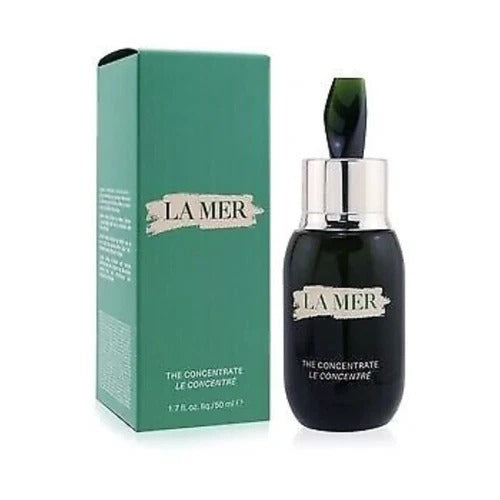 La Mer The Concentrate Le Concentré bottle next to its green packaging box, on a white background.